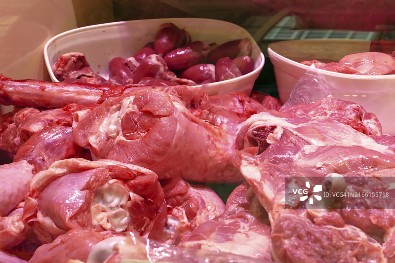 农贸市场上的新鲜生肉图片素材