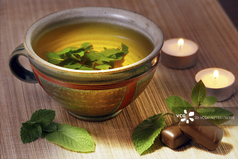 陶瓷杯中的新鲜薄荷叶草药茶图片素材