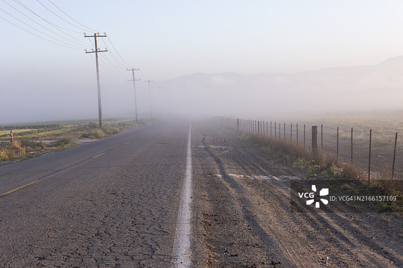 多雾的早晨图片素材