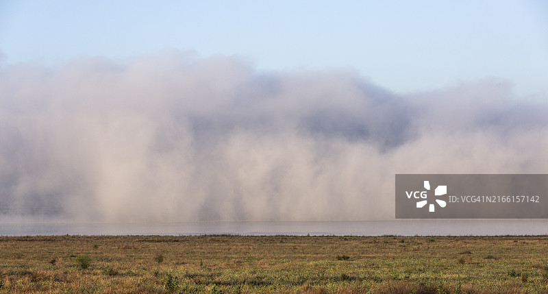 雾气弥漫的平原早晨图片素材