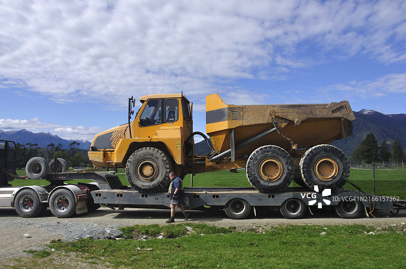 装载在半挂车上的30吨自卸卡车图片素材