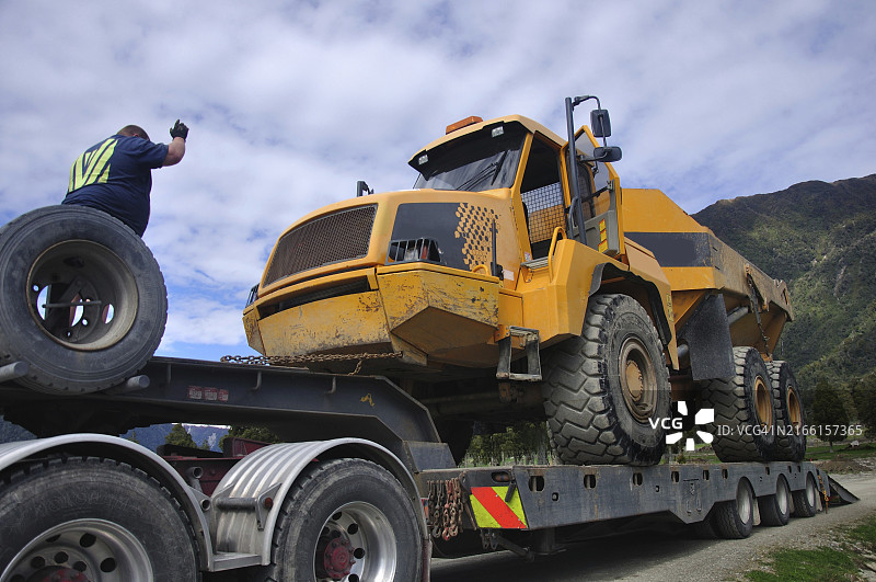 新西兰格雷茅斯一辆卡车装载着30吨垃圾箱图片素材
