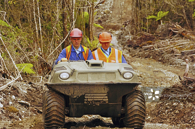 男人们在新西兰西海岸驾驶全地形车图片素材