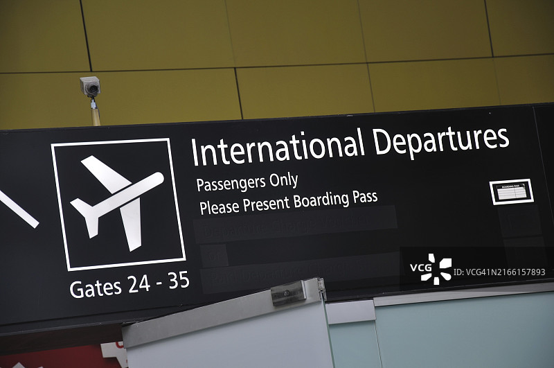 国际航班旅客出发指示牌图片素材