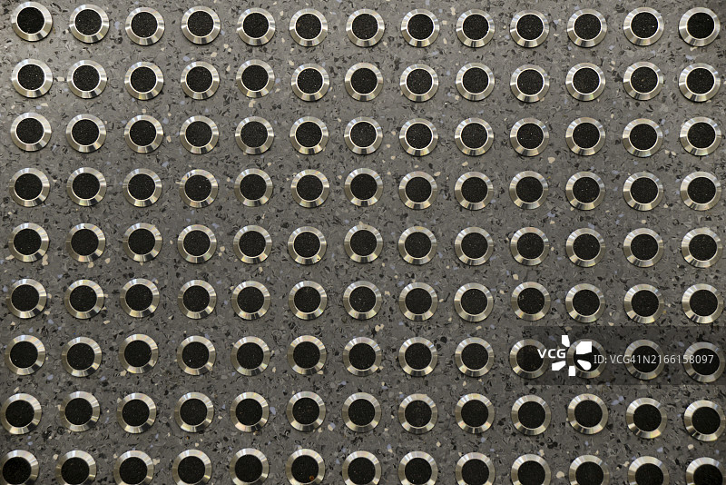 新型地板上凸起的金属和橡胶钉，营造出纹理背景图片素材