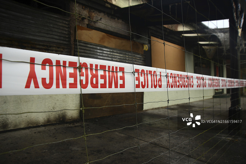 警方警戒线阻止公众进入正在调查的可疑犯罪现场图片素材