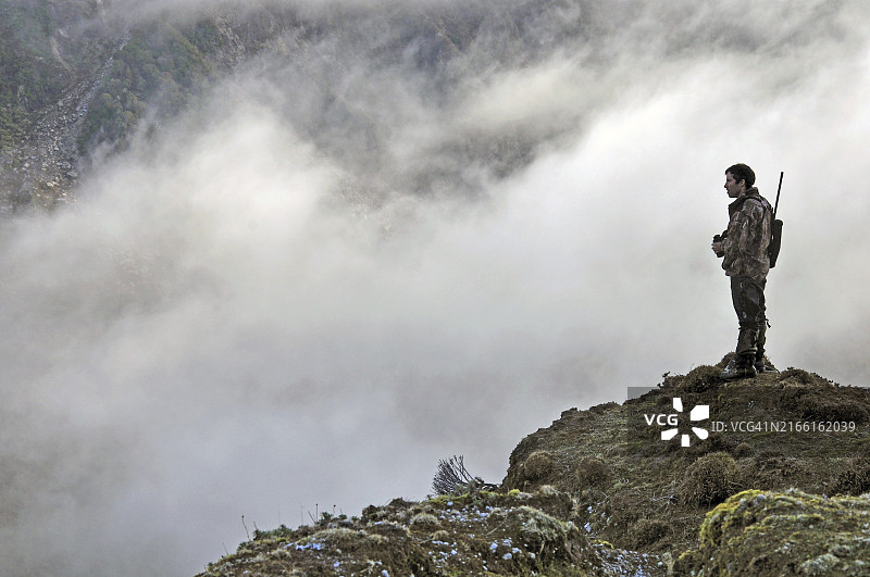猎人在新西兰南阿尔卑斯山寻找喜马拉雅塔尔羊图片素材