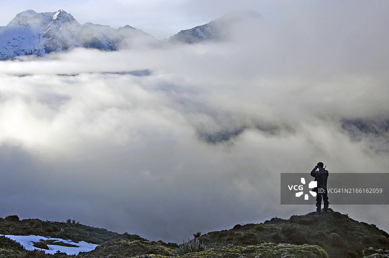 猎人在新西兰南阿尔卑斯山寻找喜马拉雅塔尔羊图片素材