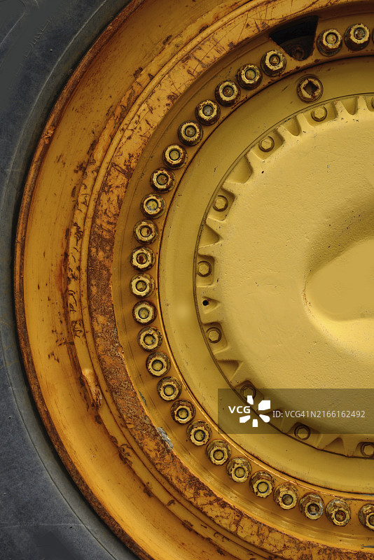 矿用卡车巨型车轮背景图片素材