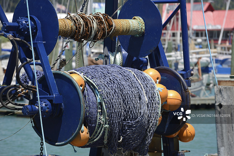 渔船上卷起的渔网细节图片素材