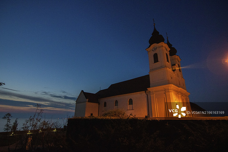 基切山间日出，大型教堂的黎明与光芒图片素材