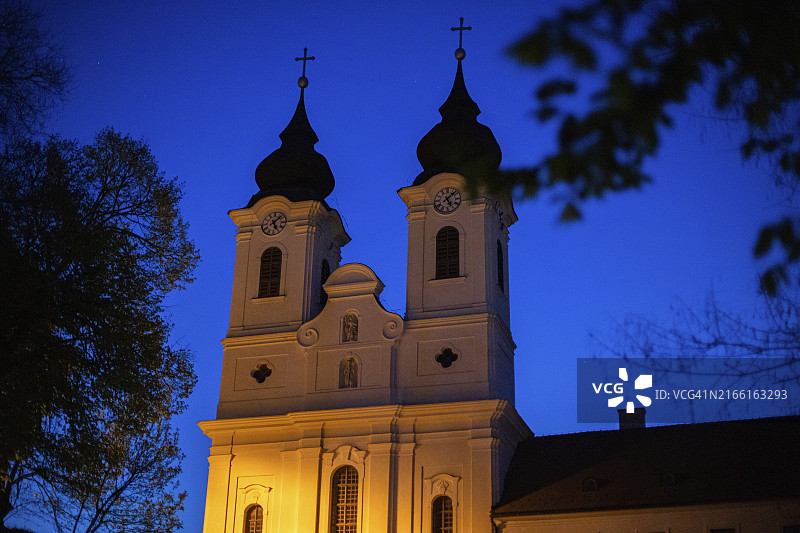 基切山间日出，大型教堂的黎明与光芒图片素材