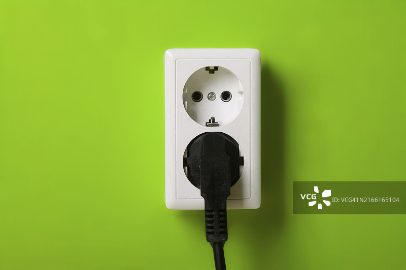 墙上的白色电源插座（特写）图片素材