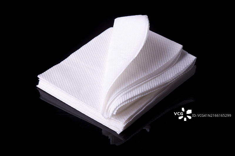 纸餐巾（黑色背景，已隔离）图片素材