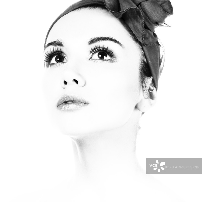 漂亮女人黑白摄影。白色背景上孤立图片素材