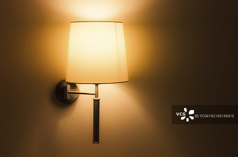 墙上点亮的老式灯图片素材