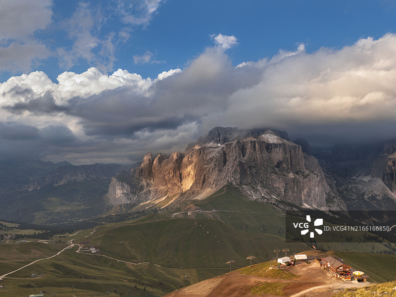 意大利多洛米蒂山瓦尔迪法assa的塞拉群山全景图片素材