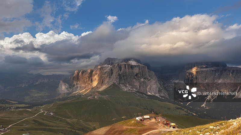 意大利多洛米蒂山瓦尔迪法assa的塞拉群山全景图片素材