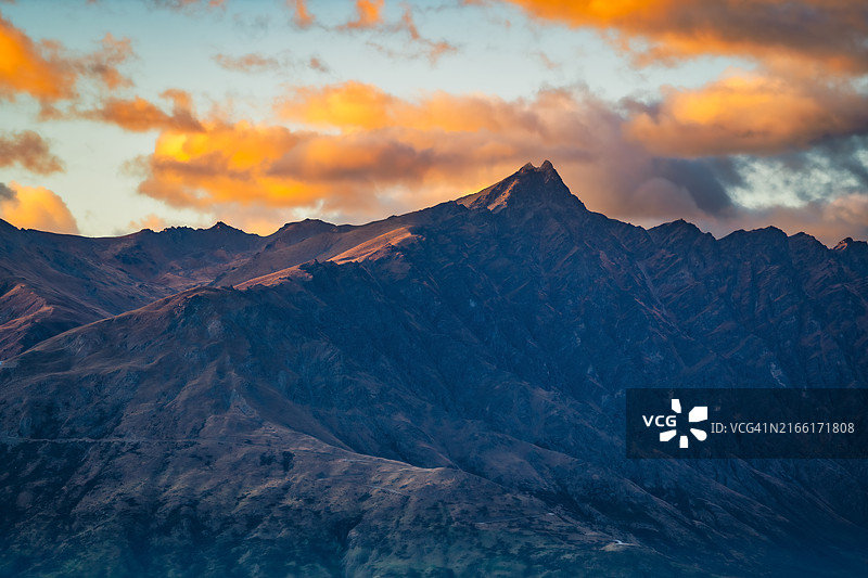 新西兰皇后镇日出时的雄伟山峰图片素材