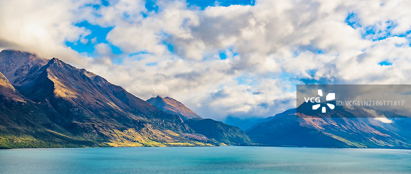 新西兰壮丽山脉和碧绿色湖泊的美丽景色图片素材