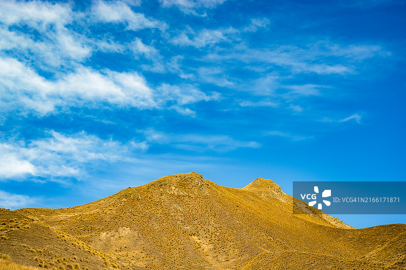 新西兰林迪斯山口地区的金色草坡与蓝天图片素材