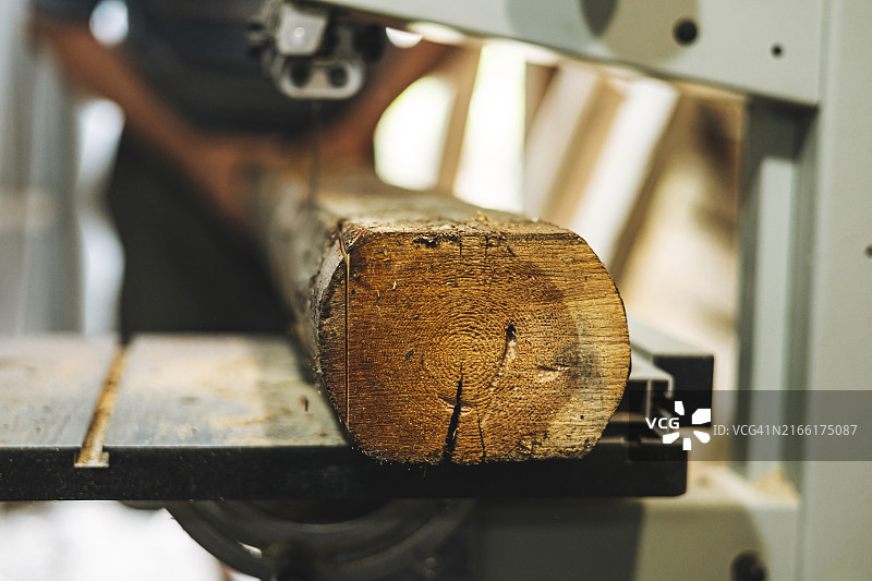 木工车间：带锯切割原木图片素材