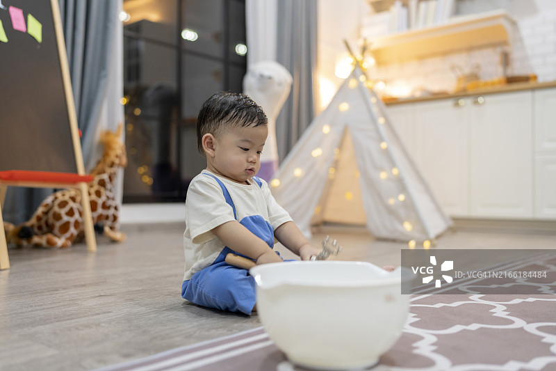 快乐的亚洲男童玩耍积木玩具图片素材