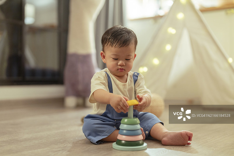 快乐的亚洲男童玩耍积木玩具图片素材