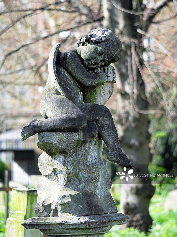 英国伦敦布朗普顿公墓的睡天使风化石像图片素材