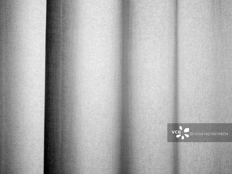 英国伦敦的灰色波纹窗帘特写，光滑的黑白纹理图片素材