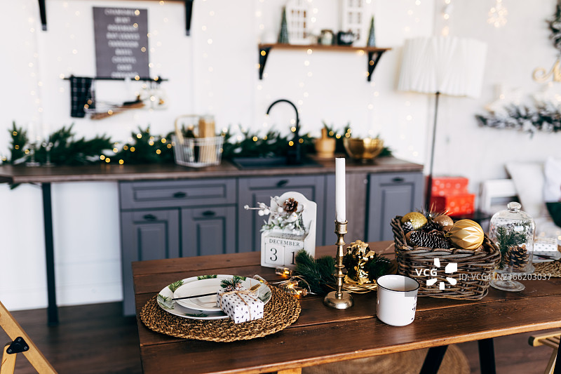 灰色厨房室内圣诞装饰和装饰过的冷杉树图片素材