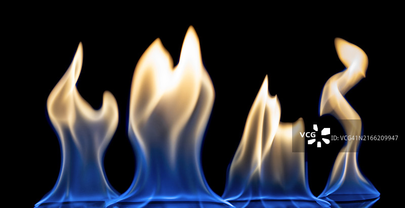 黑色背景上的火焰图片素材