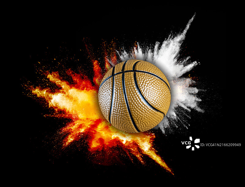 篮球碰撞地面并反弹，因撞击力在黑色背景上引起烟雾和火焰爆炸图片素材