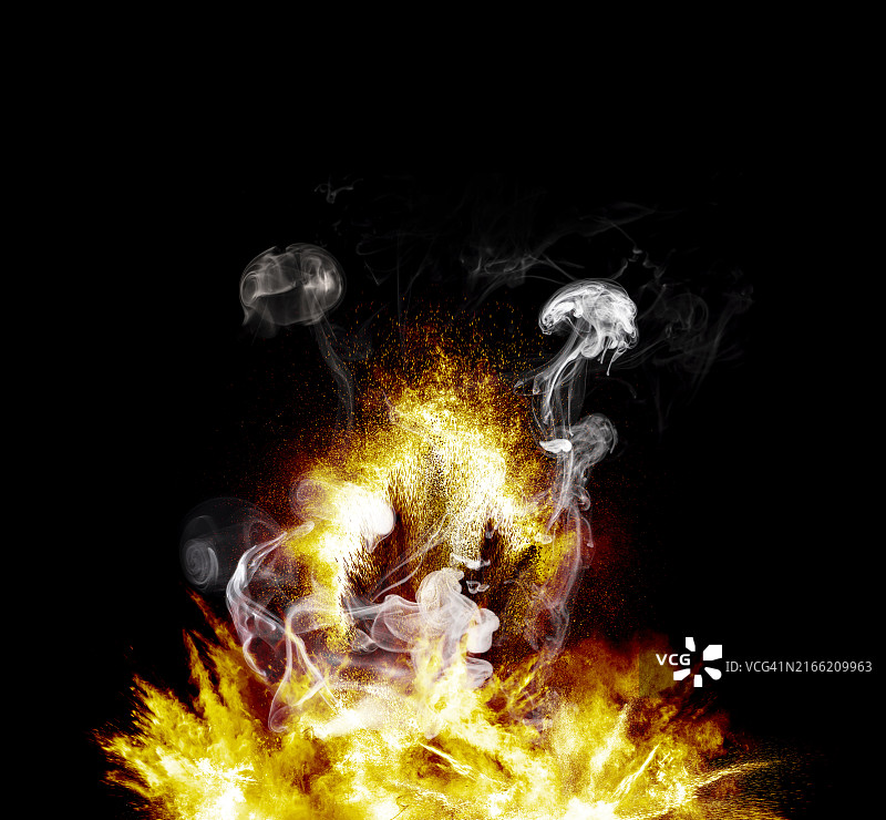 黑色背景上带烟火的爆炸冲击波图片素材