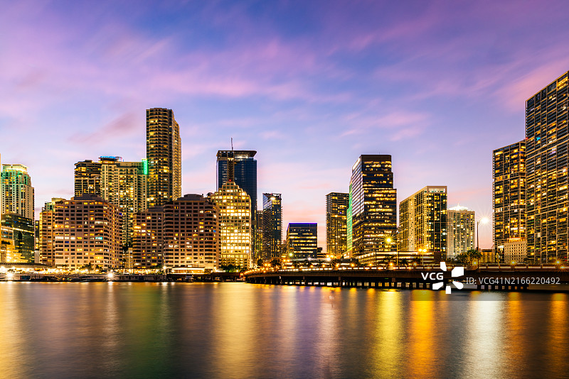 美国佛罗里达州迈阿密市中心日落时分的绚丽摩天大楼图片素材