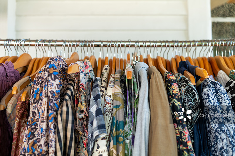 小型零售店的服装架图片素材
