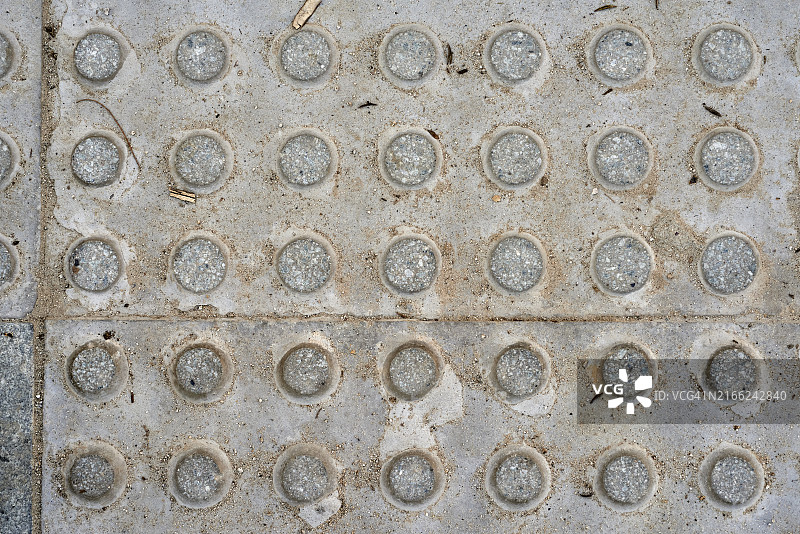 带凸点图案的触觉混凝土路面图片素材