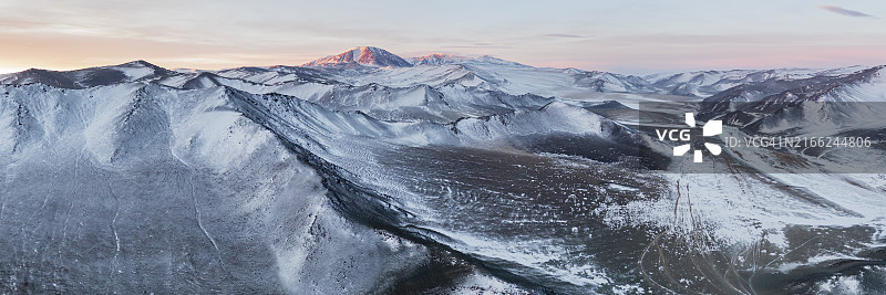 黎明时分的冰山图片素材
