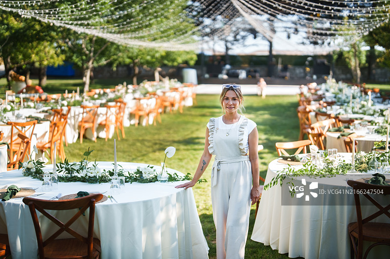 婚礼策划师在婚礼现场看向镜头的肖像图片素材