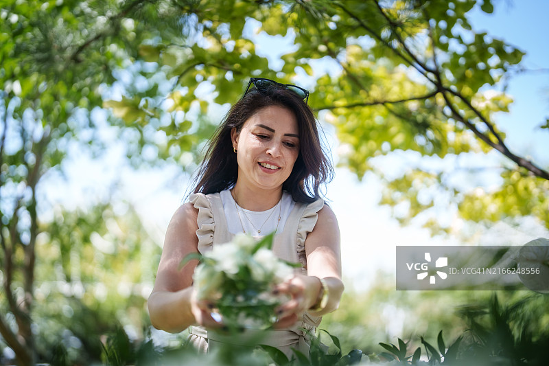 婚礼策划团队正在准备花环图片素材