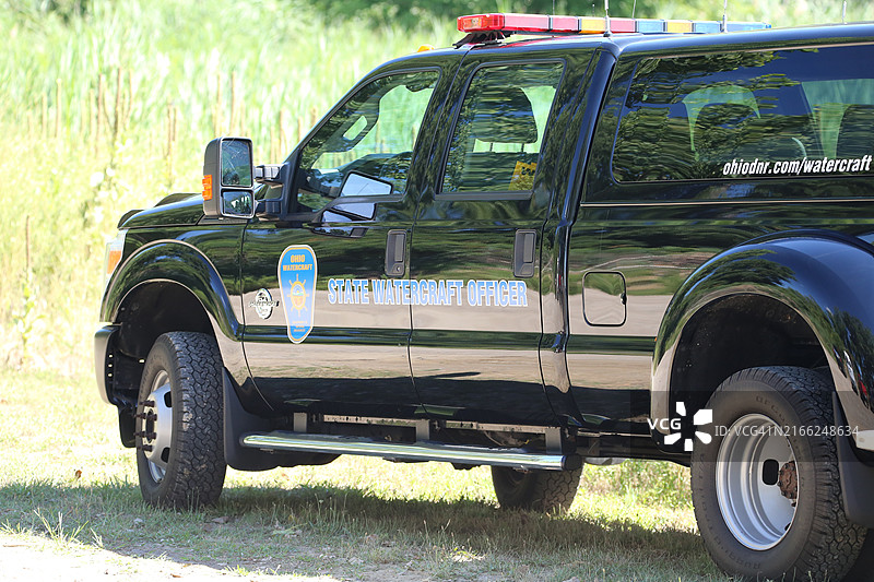 水上执法人员公务车辆图片素材