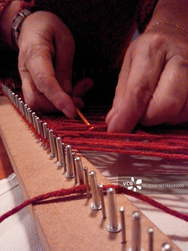 女人在织布机上编织的手图片素材