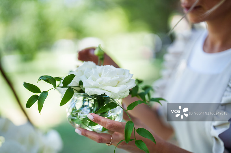 婚礼花环上花瓶中的玫瑰特写图片素材