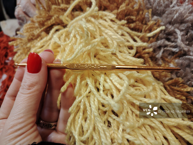 女人用手钩针织图片素材