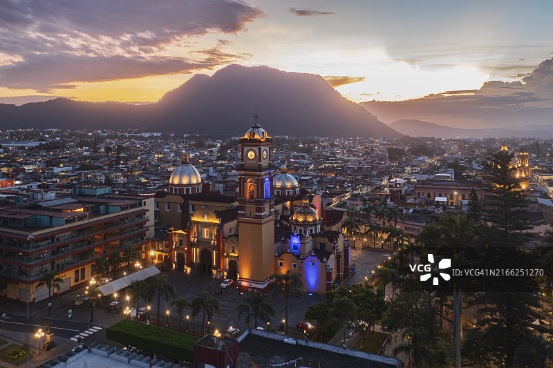 圣米迦勒大天使教堂黎明航拍图片素材