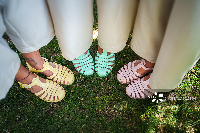 活动团队的彩色凉鞋图片素材