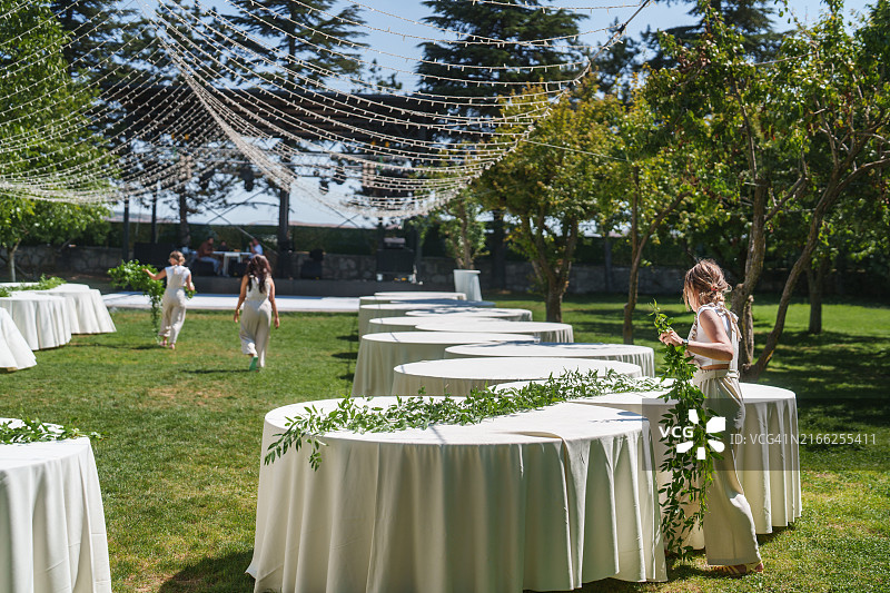 婚礼策划团队正在准备花环图片素材