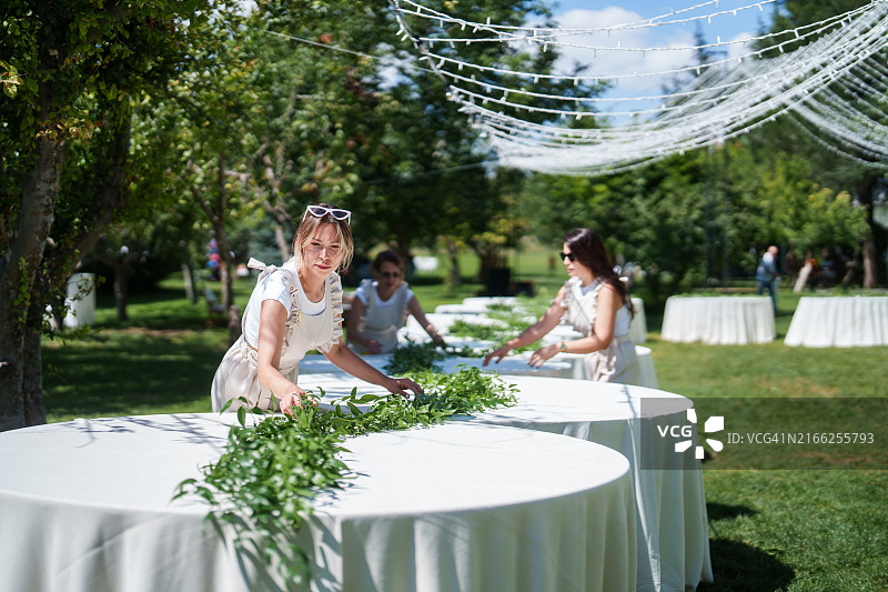 婚礼策划团队正在准备花环图片素材