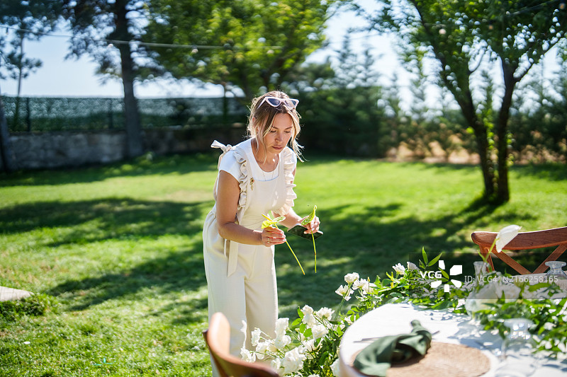 婚礼策划团队正在准备花环图片素材