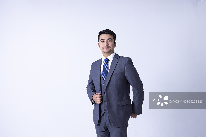 自信的亚洲成功商人肖像图片素材